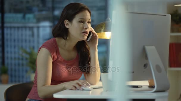 Mujer Joven Usando Ordenador Hablando Por Teléfono Celular Apartamento Ciudad — Vídeo de stock