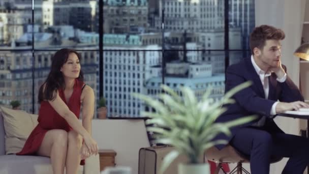 Couple Relaxing New York City Apartment Girl Encouraging Boyfriend Dance — Stock Video