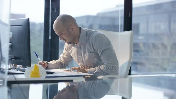 Empresario Oficina Moderna Cristal Con Grandes Ventanales Trabajando Escritorio — Vídeos de Stock