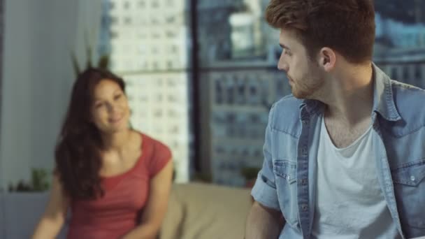 Sevgi Çift Evde Ortağı Ile Dinlenmek Için Gelen Üzerinde Çalışan — Stok video