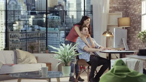 Casal Relaxante Nova York Apartamento Menina Incentivando Namorado Para Dançar — Vídeo de Stock