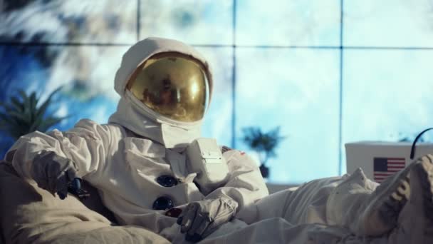 Astronaut Vollem Anzug Entspannen Der Wohnung Fernsehen Und Kanalsurfen — Stockvideo