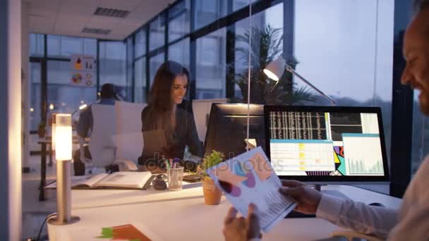 Corporate Business Team Som Arbetar Sina Skrivbord Tittar Över Siffrorna — Stockvideo