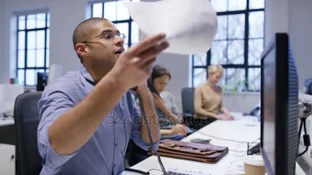 Équipe Business Travaillant Leur Bureau Travaillant Sur Des Ordinateurs Prenant — Video