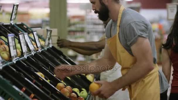 Neşeli Arkadaşları Bakkal Raflarında Çorap — Stok video