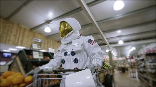 Duty Astronaut Doing His Grocery Shopping Supermarket — Stock Video