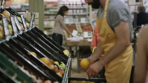 Olgun Bayan Yiyecek Satın Yardımcı Bir Süpermarkette Dostu Işçi — Stok video