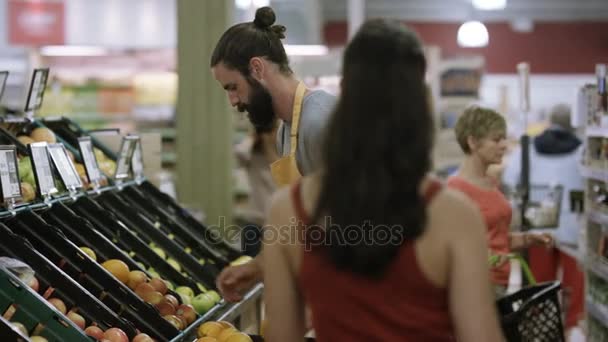 Glada Arbetare Livsmedelsbutik Jonglering Apelsiner — Stockvideo