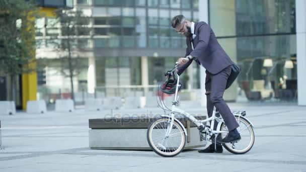 自転車とアウトドア市タブレット コンピューター のトレンディなビジネスマン — ストック動画