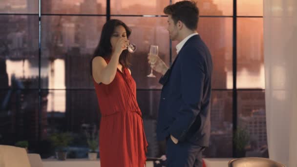 Молодая Романтическая Пара Пьет Шампанское Танцует Городской Квартире — стоковое видео