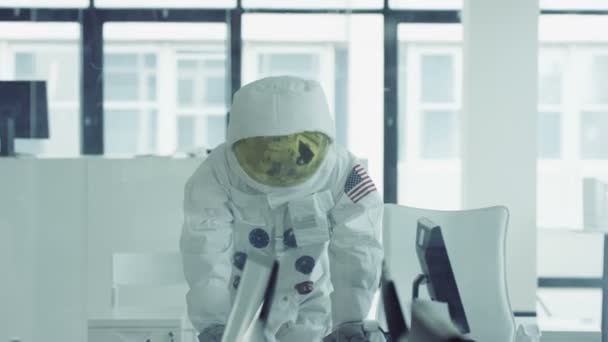 タッチ スクリーンを使用して コンピューターの完全な部屋の宇宙飛行士 — ストック動画