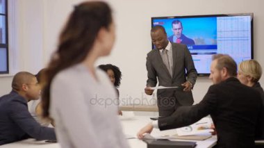 Yönetim Kurulu Toplantı, Tv haber rapor arka planda ve 4 k iş yürütme