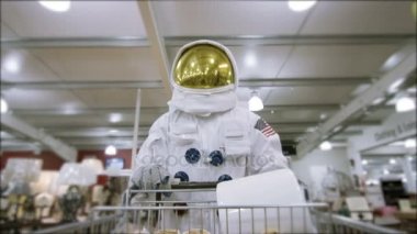 4k kapalı Duty astronot süpermarket üzerinden yürüyüş, bakkaliye alışverişi