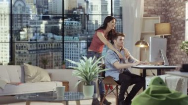 4 k çift rahatlatıcı olarak New York city daire kız erkek onunla dans etmek teşvik