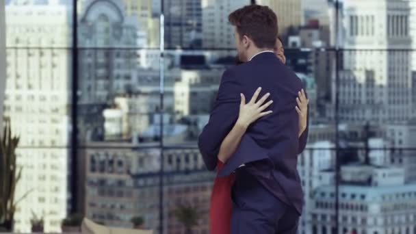 年轻浪漫情侣跳舞的窗口在纽约市公寓 — 图库视频影像