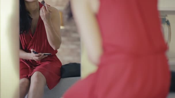 Hermosa Mujer Mirando Espejo Poniéndose Maquillaje — Vídeos de Stock