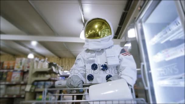 Duty Astronaut Wandelen Door Supermarkt Winkelen Voor Boodschappen — Stockvideo