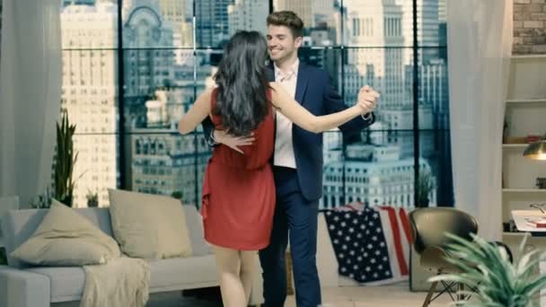 Pareja Romántica Joven Bailando Junto Ventana Apartamento Nueva York — Vídeos de Stock