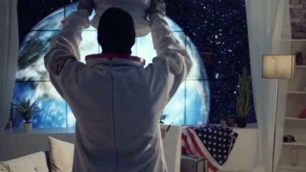 Astronauta Apartamento Con Vista Planeta Tierra Preparándose Para Una Misión — Vídeos de Stock