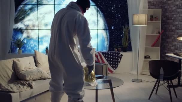 Astronaute Dans Appartement Avec Vue Sur Planète Terre Préparant Pour — Video