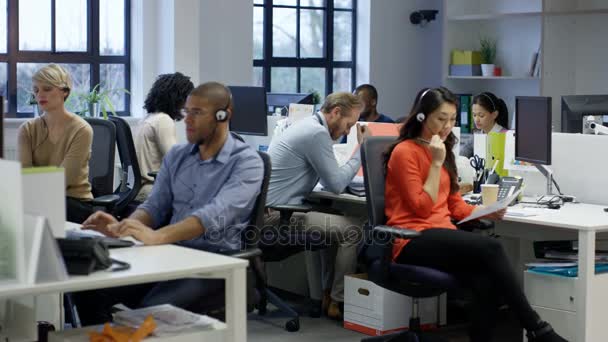 Cansado Hombre Negocios Empacar Sus Pertenencias Una Caja Salir Oficina — Vídeo de stock