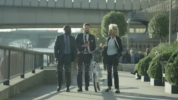 Cheerful London Business Group Conversando Enquanto Caminham Pela Cidade — Vídeo de Stock