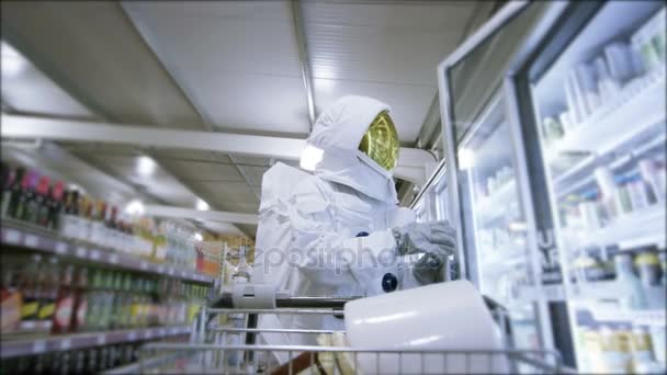 Тысячи Астронавтов Идут Через Супермаркет Покупают Продукты — стоковое видео