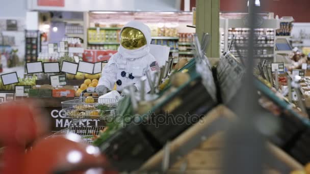 Duty Astronaut Beim Einkaufen Supermarkt — Stockvideo