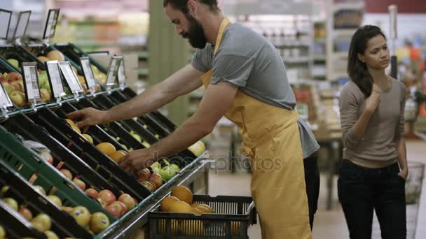 Işçi Çorap Raflar Bakkal Müşteriler Alışveriş Yaparken — Stok video