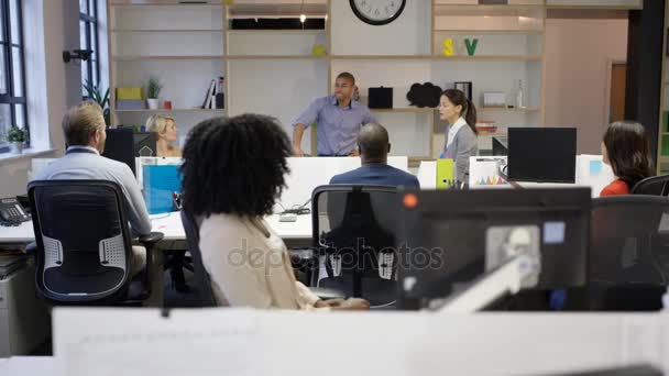 Excitable Equipo Negocios Celebrando Las Buenas Noticias Dadas Por Jefe — Vídeo de stock