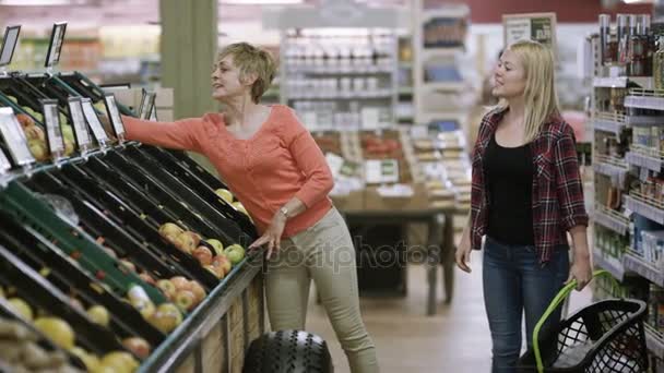 Alegre Madre Hija Compras Juntos Tienda Comestibles — Vídeos de Stock