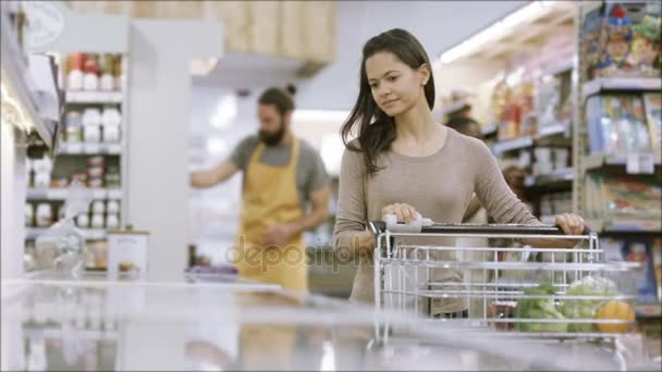 Zakupów Przejściu Mrożonki Supermarketu — Wideo stockowe