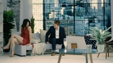4 k çift rahatlatıcı New York şehri dairesinde, erkek kız onunla dans teşvik