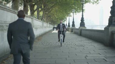 4 k neşeli Londra işadamı şehirde Bisiklete binme