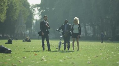 4 k neşeli profesyonel Grup sohbet olarak onlar şehir parkı ile yürüyüş