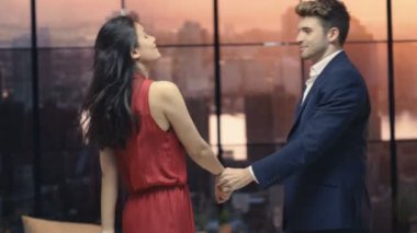 4 k genç Romantik Çift New York City daire içinde belgili tanımlık pencere tarafından dans
