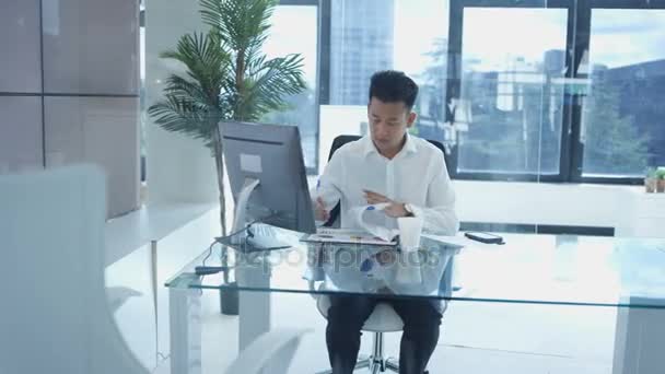 Retrato Homem Negócios Falando Telefone Trabalhando Sua Mesa — Vídeo de Stock