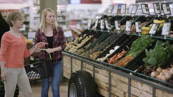 Fröhliche Mutter Und Tochter Beim Gemeinsamen Einkaufen Lebensmittelgeschäft — Stockvideo