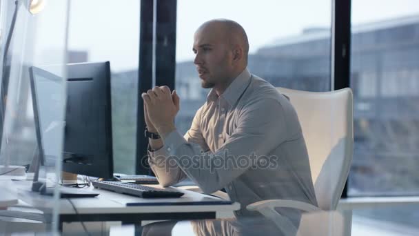 Frustrato Uomo Affari Vetro Ufficio Moderno Con Grandi Finestre Lavorando — Video Stock