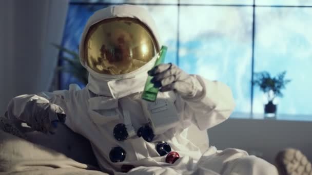 Astronauta Relajándose Apartamento Viendo Televisión Bebiendo Una Cerveza — Vídeo de stock