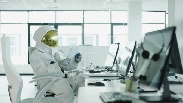 depositphotos_180391590-stock-video-astronaut-sitting-desk-room-full.jpg