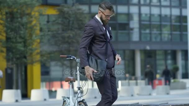 Homme Affaires Mode Faisant Vélo Ville Regardant Ordinateur Tablette — Video