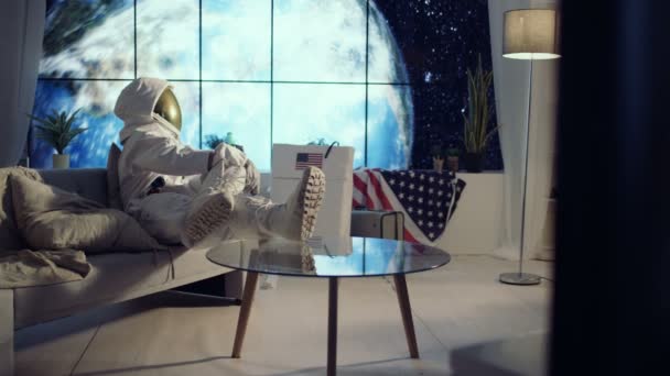 Astronaut Entspannt Sich Wohnung Schaut Fern Und Trinkt Ein Bier — Stockvideo