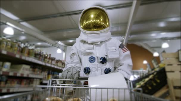 Εκτός Υπηρεσίας Αστροναύτης Περπατώντας Μέσα Από Σουπερμάρκετ Αγορές Για Ψώνια — Αρχείο Βίντεο