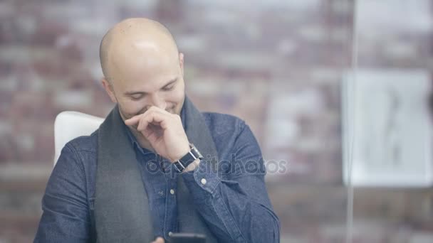 Portret Glimlachend Casual Zakenman Texting Telefoon Het Kantoor — Stockvideo