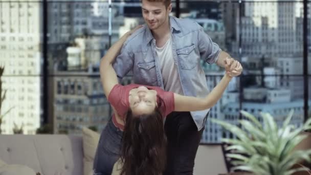 若いロマンチックなカップル ダンス ニューヨーク アパートの窓辺 — ストック動画