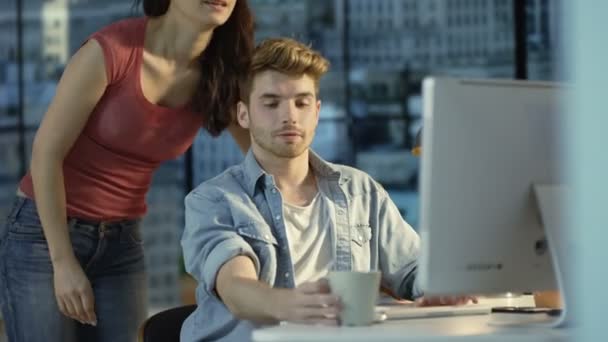 Jovem Casal Conversando Usando Computador Juntos Apartamento Cidade — Vídeo de Stock
