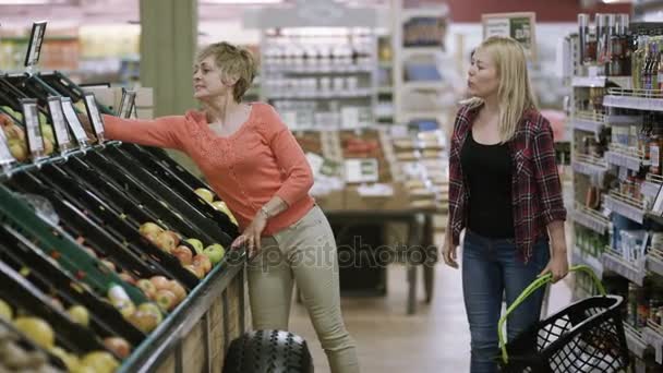Cheerful Mother Daughter Shopping Together Grocery Store — Stock Video
