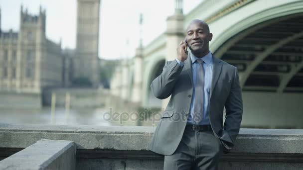 Portret Van Glimlachen Londen Zakenman Praten Telefoon Buitenshuis Stad — Stockvideo