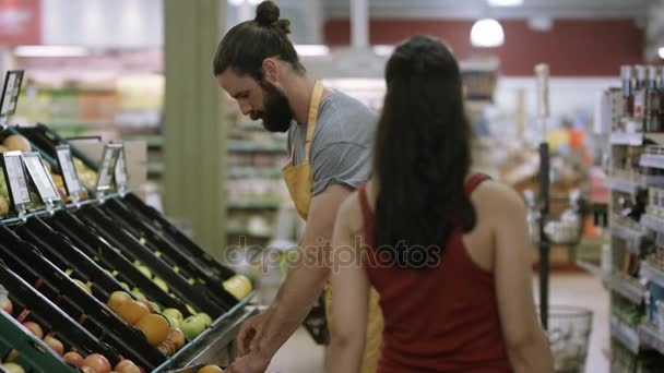 Cheerful Worker Grocery Store Juggling Oranges Smiling Camera — Stock Video